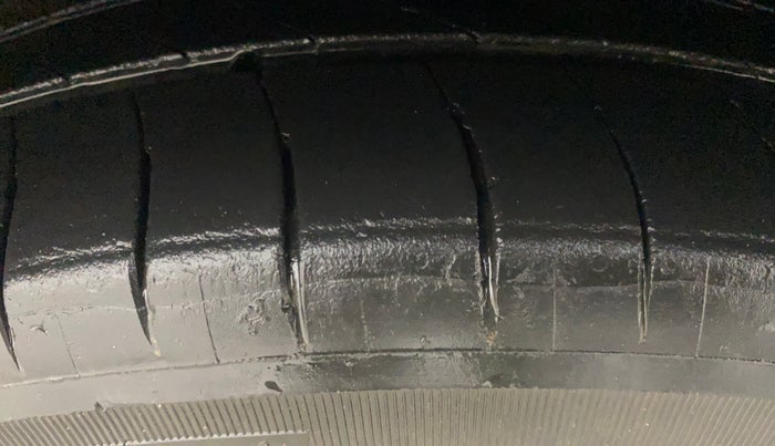 2017 Hyundai Verna 1.6 CRDI SX + AT, Diesel, Automatic, 1,14,826 km, Right Front Tyre Tread