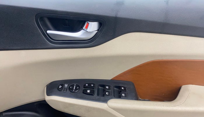 2017 Hyundai Verna 1.6 CRDI SX + AT, Diesel, Automatic, 1,14,826 km, Driver Side Door Panels Control