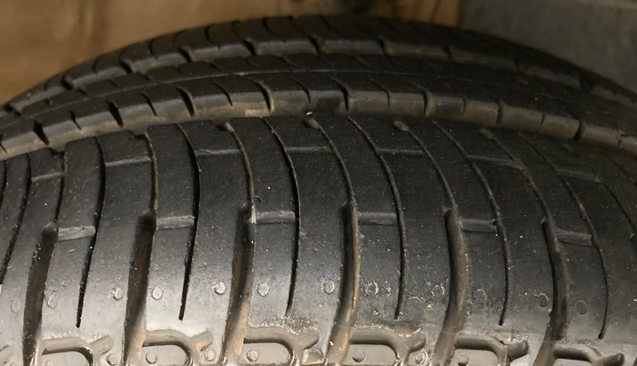 2017 Mahindra Kuv100 K4+ 6 STR, Petrol, Manual, 24,373 km, Right Front Tyre Tread