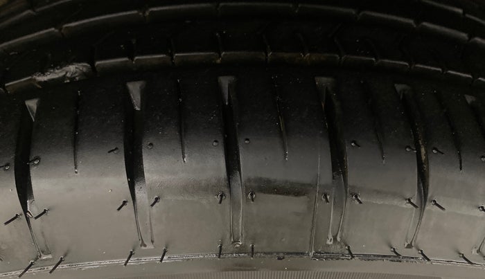 2022 Maruti Ciaz ALPHA 1.5 SHVS PETROL, Petrol, Manual, 45,939 km, Left Front Tyre Tread