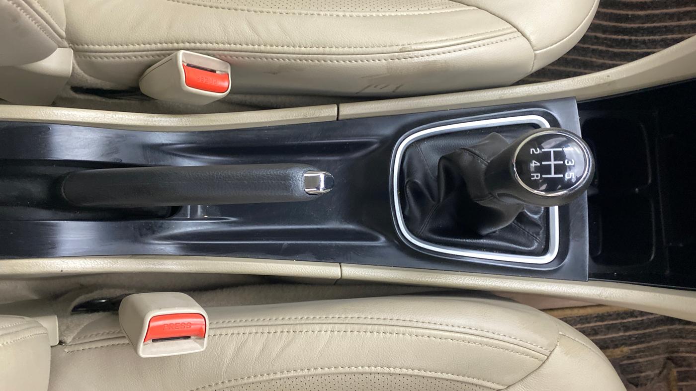2022 Maruti Ciaz ALPHA 1.5 SHVS PETROL, Petrol, Manual, 45,939 km, Gear Lever