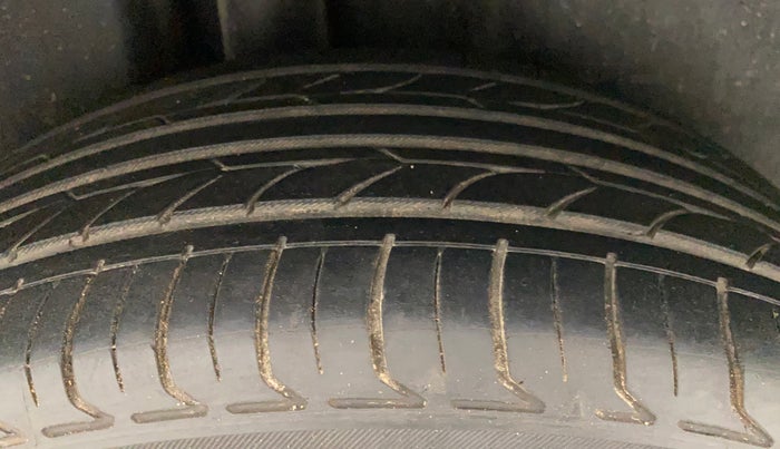 2017 Volkswagen Vento HIGHLINE PETROL AT, Petrol, Automatic, 76,839 km, Right Rear Tyre Tread