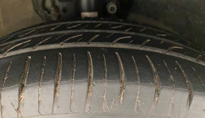 2017 Volkswagen Vento HIGHLINE PETROL AT, Petrol, Automatic, 76,839 km, Right Front Tyre Tread