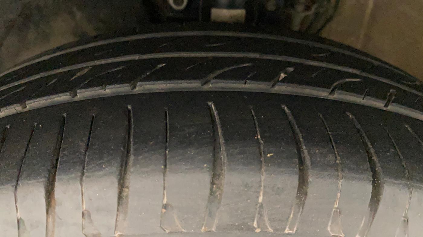 2017 Volkswagen Vento HIGHLINE PETROL AT, Petrol, Automatic, 76,839 km, Left Front Tyre Tread