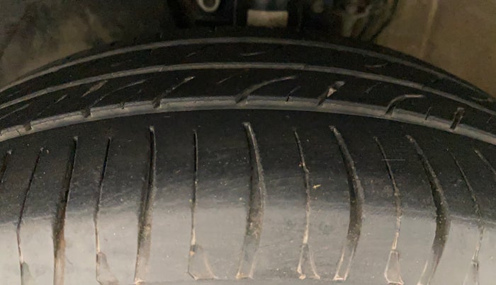 2017 Volkswagen Vento HIGHLINE PETROL AT, Petrol, Automatic, 76,839 km, Left Front Tyre Tread