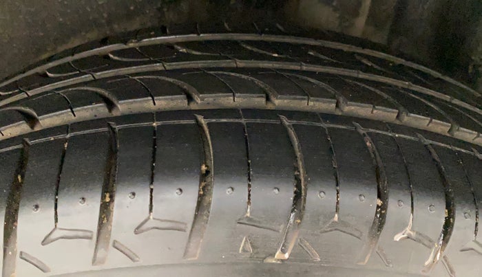 2017 Volkswagen Vento HIGHLINE PETROL AT, Petrol, Automatic, 76,839 km, Left Rear Tyre Tread