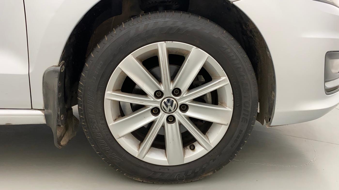 2017 Volkswagen Vento HIGHLINE PETROL AT, Petrol, Automatic, 76,839 km, Right Front Wheel
