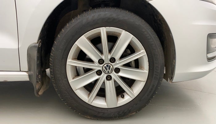 2017 Volkswagen Vento HIGHLINE PETROL AT, Petrol, Automatic, 76,839 km, Right Front Wheel