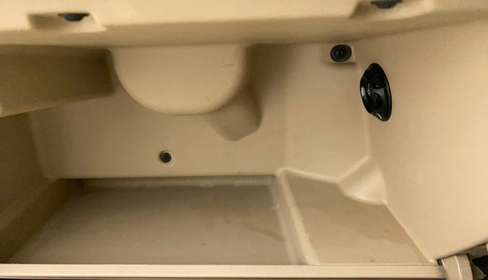 2017 Volkswagen Ameo COMFORTLINE 1.2L, Petrol, Manual, 76,307 km, Cooled Glove Box