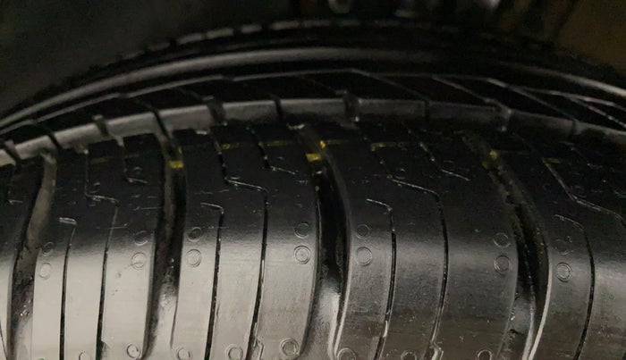 2017 Volkswagen Ameo COMFORTLINE 1.2L, Petrol, Manual, 76,307 km, Left Front Tyre Tread