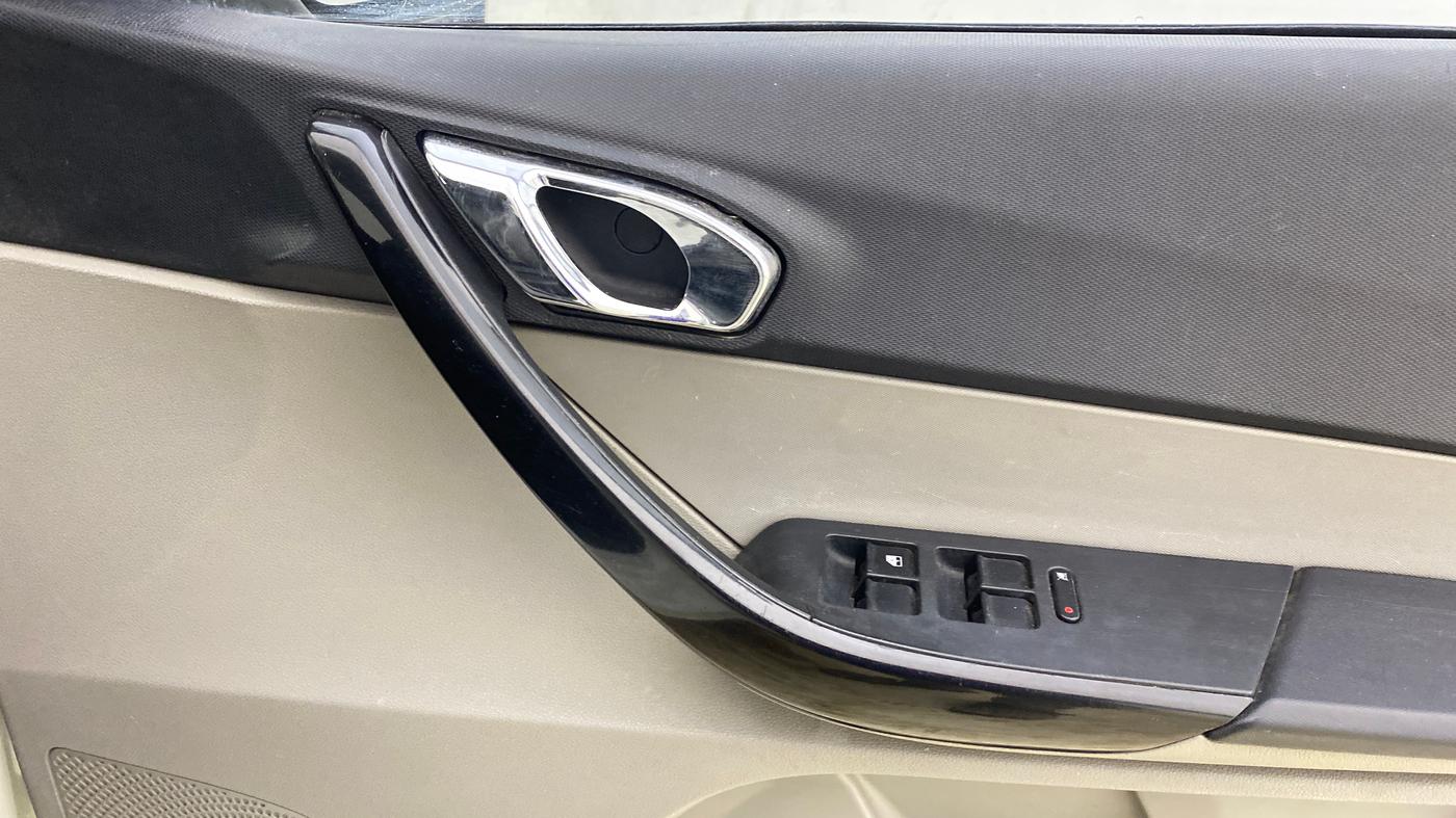 2019 Tata Tiago XZA PLUS PETROL, Petrol, Automatic, 1,14,495 km, Driver Side Door Panels Control