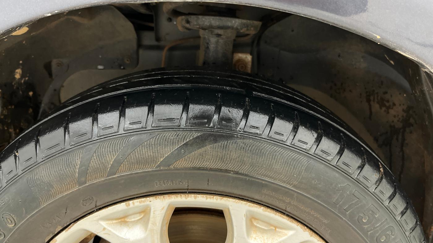 2013 Ford Figo TITANIUM 1.2 PETROL, Petrol, Manual, 63,801 km, Left Front Tyre Tread