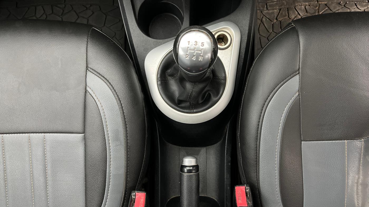 2013 Ford Figo TITANIUM 1.2 PETROL, Petrol, Manual, 63,801 km, Gear Lever