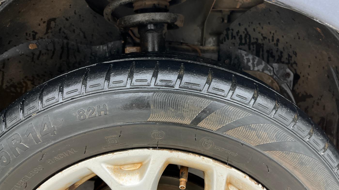 2013 Ford Figo TITANIUM 1.2 PETROL, Petrol, Manual, 63,801 km, Right Front Tyre Tread