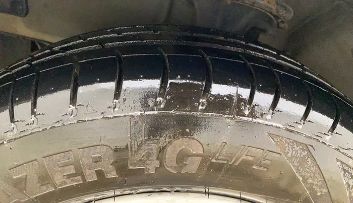 2013 Hyundai i10 SPORTZ 1.2 AT, CNG, Automatic, 60,870 km, Left Front Tyre Tread