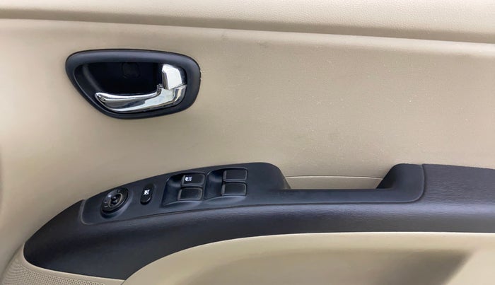 2013 Hyundai i10 SPORTZ 1.2 AT, CNG, Automatic, 60,870 km, Driver Side Door Panels Control