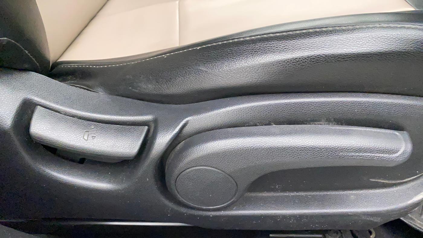2019 Hyundai Elite i20 SPORTZ PLUS 1.2, CNG, Manual, 68,707 km, Driver Side Adjustment Panel