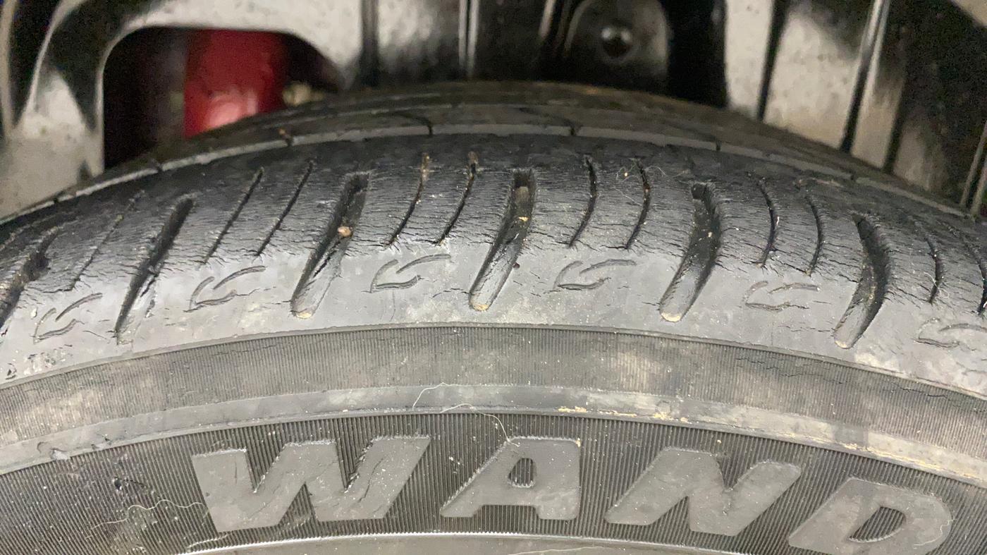 2019 Mahindra XUV300 W8(O) 1.2 PETROL DUAL TONE, Petrol, Manual, 32,193 km, Left Rear Tyre Tread