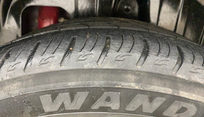 2019 Mahindra XUV300 W8(O) 1.2 PETROL DUAL TONE, Petrol, Manual, 32,193 km, Left Rear Tyre Tread