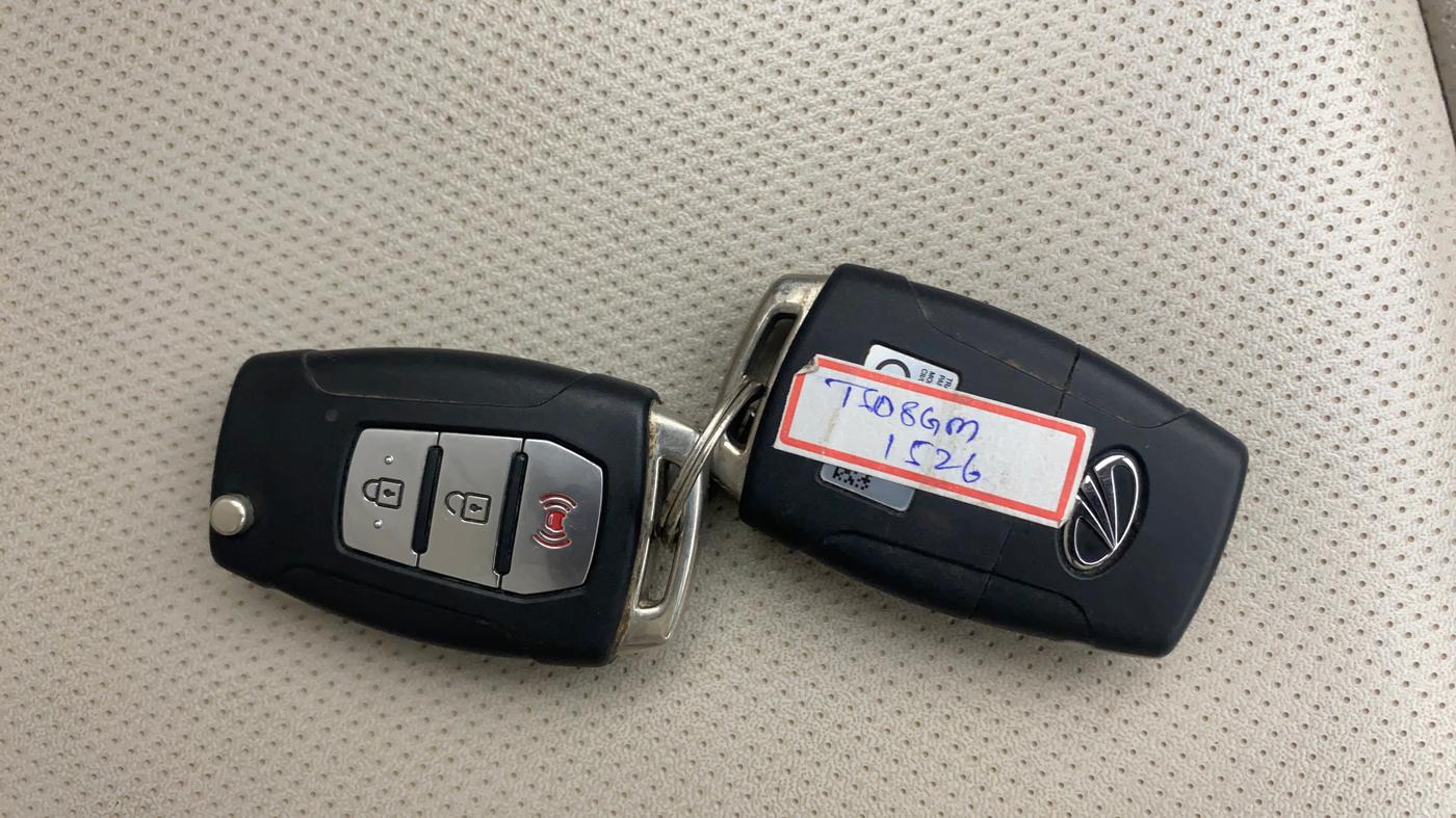 2019 Mahindra XUV300 W8(O) 1.2 PETROL DUAL TONE, Petrol, Manual, 32,193 km, Key Close Up