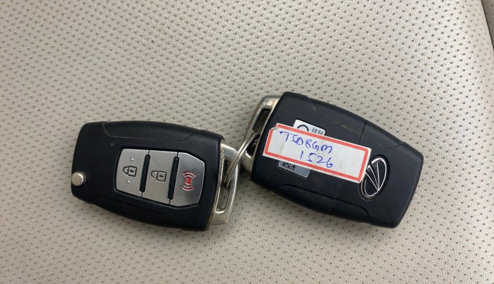 2019 Mahindra XUV300 W8(O) 1.2 PETROL DUAL TONE, Petrol, Manual, 32,193 km, Key Close Up