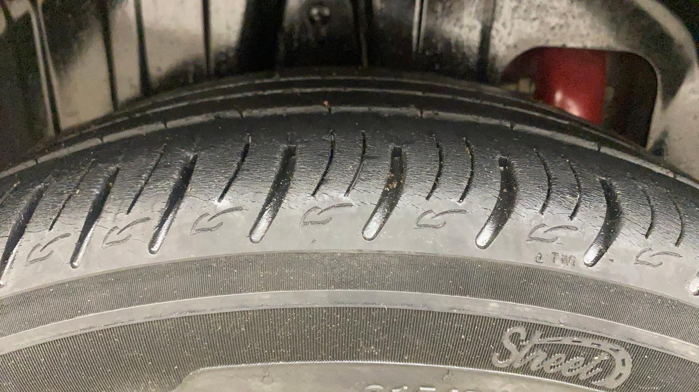 2019 Mahindra XUV300 W8(O) 1.2 PETROL DUAL TONE, Petrol, Manual, 32,193 km, Right Rear Tyre Tread