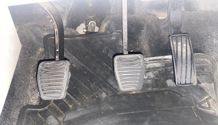 2019 Mahindra XUV300 W8(O) 1.2 PETROL DUAL TONE, Petrol, Manual, 32,193 km, Pedals