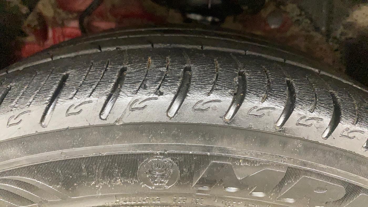 2019 Mahindra XUV300 W8(O) 1.2 PETROL DUAL TONE, Petrol, Manual, 32,193 km, Left Front Tyre Tread