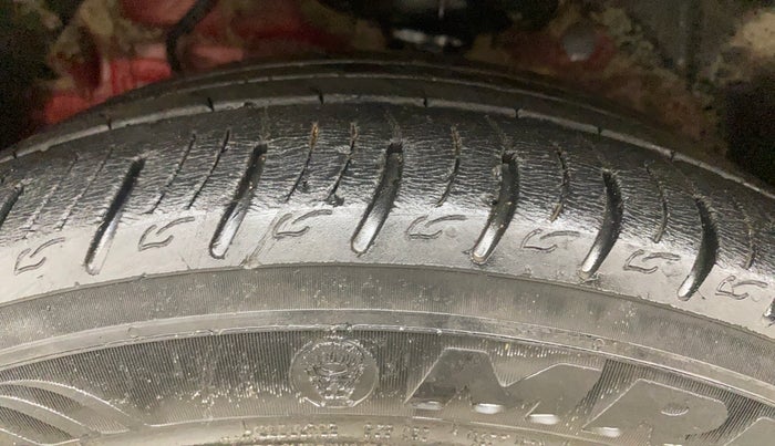 2019 Mahindra XUV300 W8(O) 1.2 PETROL DUAL TONE, Petrol, Manual, 32,193 km, Left Front Tyre Tread