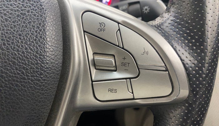 2019 Mahindra XUV300 W8(O) 1.2 PETROL DUAL TONE, Petrol, Manual, 32,193 km, Adaptive Cruise Control