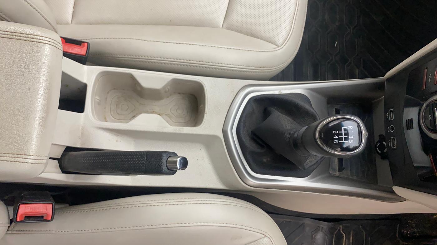 2019 Mahindra XUV300 W8(O) 1.2 PETROL DUAL TONE, Petrol, Manual, 32,193 km, Gear Lever