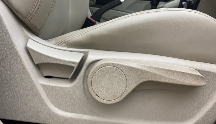 2019 Mahindra XUV300 W8(O) 1.2 PETROL DUAL TONE, Petrol, Manual, 32,193 km, Driver Side Adjustment Panel