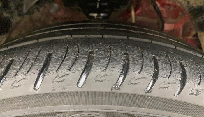 2019 Mahindra XUV300 W8(O) 1.2 PETROL DUAL TONE, Petrol, Manual, 32,193 km, Right Front Tyre Tread