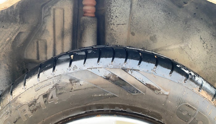 2013 Maruti Swift VXI, Petrol, Manual, 30,265 km, Right Rear Tyre Tread