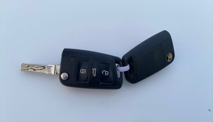 2017 Skoda Octavia STYLE PLUS AT 1.8 TSI, Petrol, Automatic, 49,876 km, Key Close Up