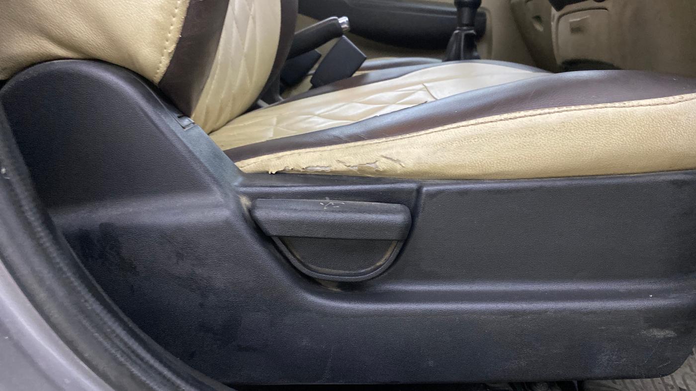 2013 Hyundai i20 MAGNA 1.2, Petrol, Manual, 1,43,751 km, Driver Side Adjustment Panel