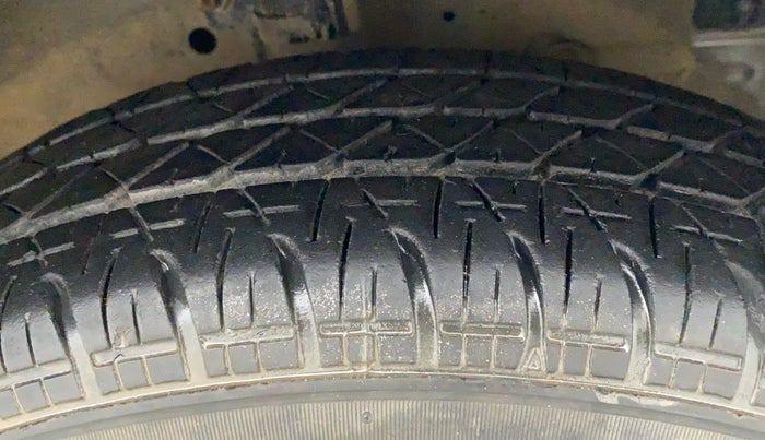 2015 Maruti Swift VXI, Petrol, Manual, 55,674 km, Right Front Tyre Tread