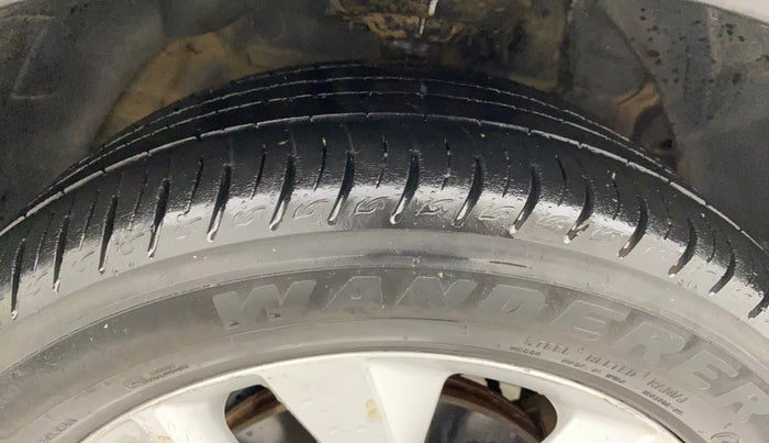 2021 Mahindra XUV300 W8 1.2 PETROL, Petrol, Manual, 24,301 km, Right Front Tyre Tread