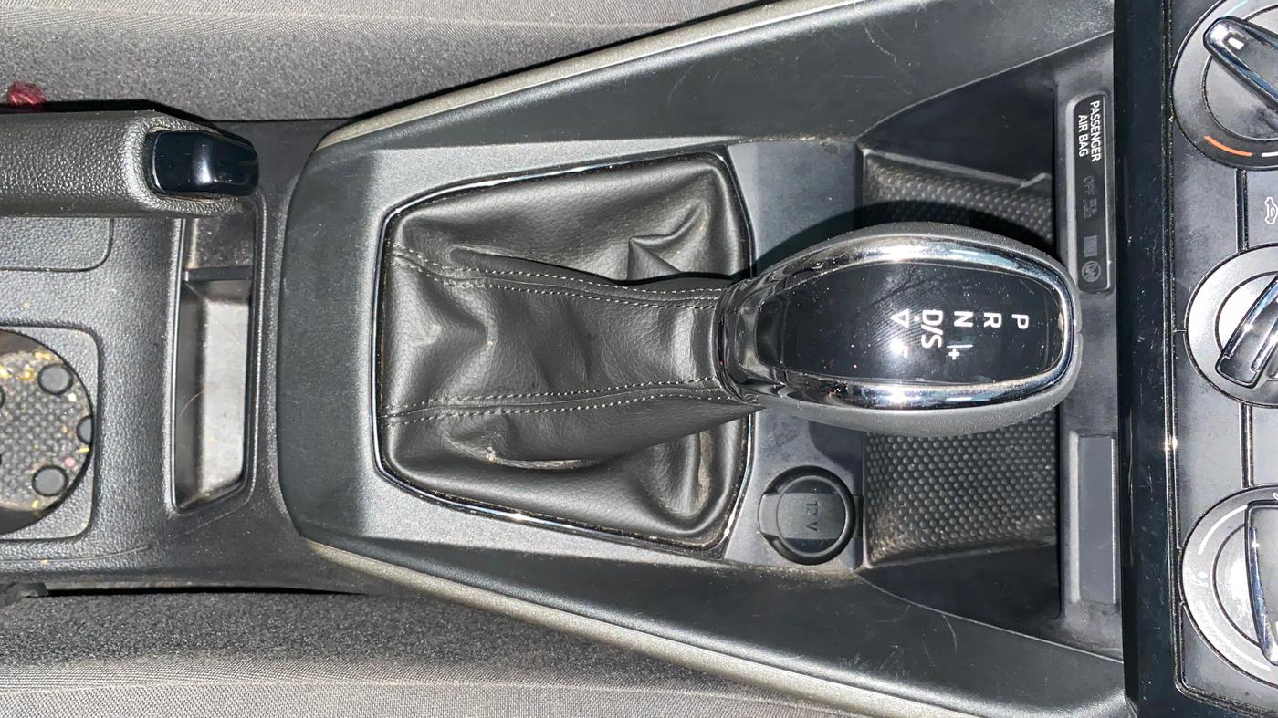 2025 Skoda Kylaq Signature AT, Petrol, Automatic, 9,642 km, Gear Lever