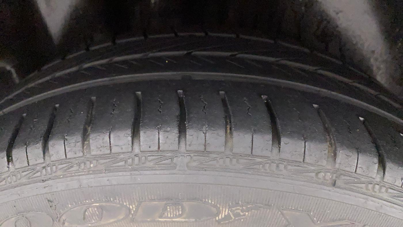 2019 Volkswagen Polo COMFORTLINE 1.0L MPI, Petrol, Manual, 37,576 km, Right Rear Tyre Tread