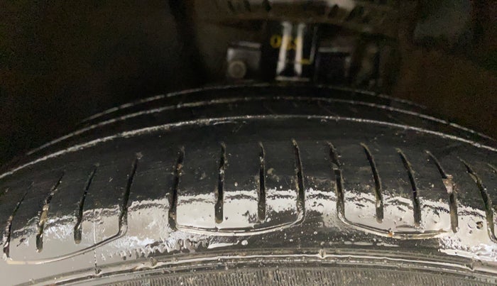 2017 Volkswagen Polo COMFORTLINE 1.2L, Petrol, Manual, 76,943 km, Left Front Tyre Tread