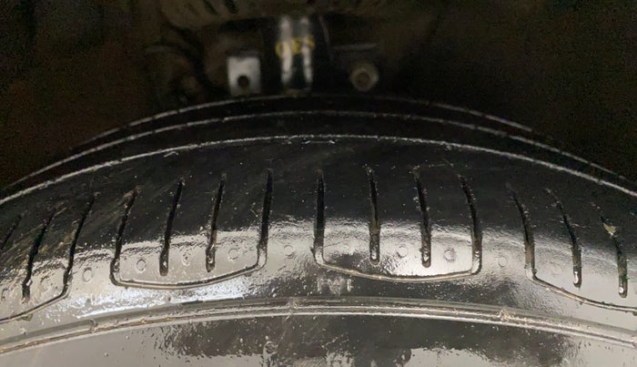 2017 Volkswagen Polo COMFORTLINE 1.2L, Petrol, Manual, 76,943 km, Right Front Tyre Tread