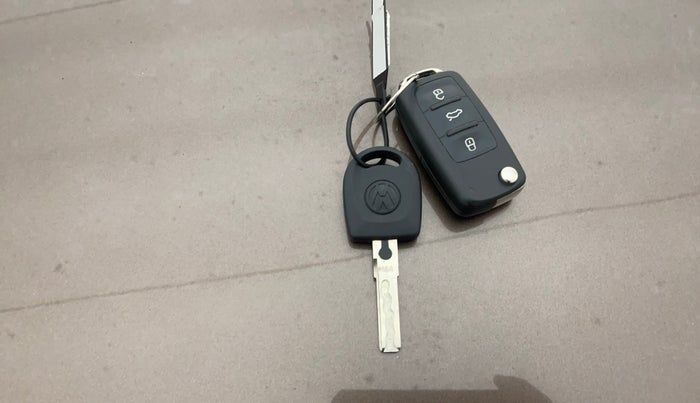 2017 Volkswagen Polo COMFORTLINE 1.2L, Petrol, Manual, 76,943 km, Key Close Up