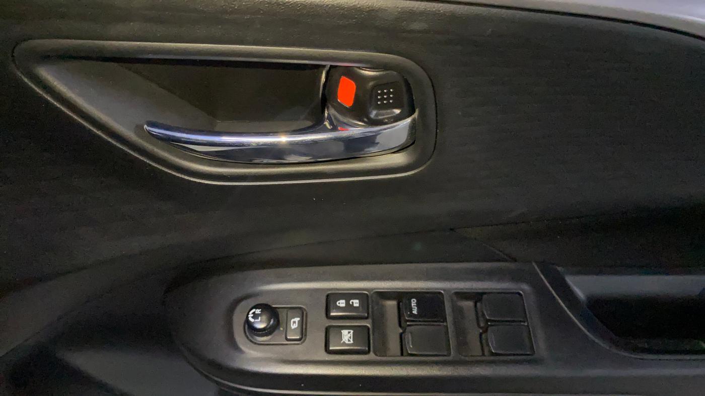 2025 Maruti Swift ZXi Plus AMT, Petrol, Automatic, 13,085 km, Driver Side Door Panels Control