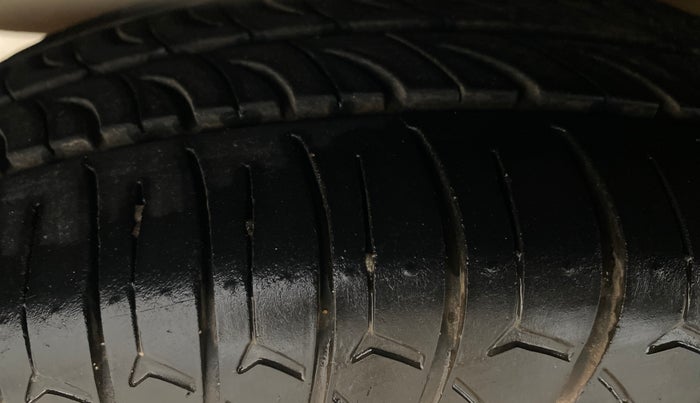 2017 Hyundai i10 MAGNA 1.1, Petrol, Manual, 98,021 km, Left Front Tyre Tread