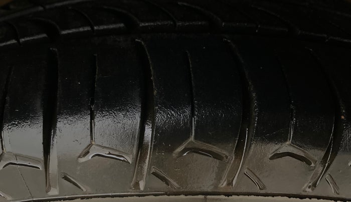 2017 Hyundai i10 MAGNA 1.1, Petrol, Manual, 98,021 km, Right Front Tyre Tread