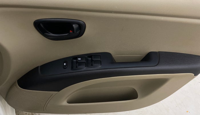 2017 Hyundai i10 MAGNA 1.1, Petrol, Manual, 98,021 km, Driver Side Door Panels Control