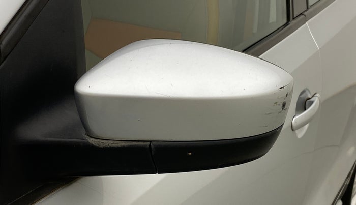 2014 Volkswagen Polo HIGHLINE DIESEL, Diesel, Manual, 1,00,888 km, Left rear-view mirror - Minor scratches