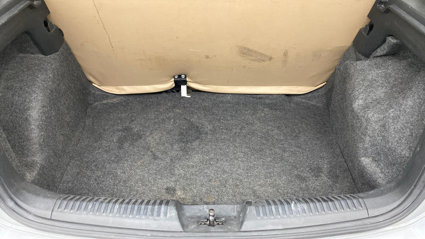 2014 Volkswagen Polo HIGHLINE DIESEL, Diesel, Manual, 1,00,888 km, Boot Inside
