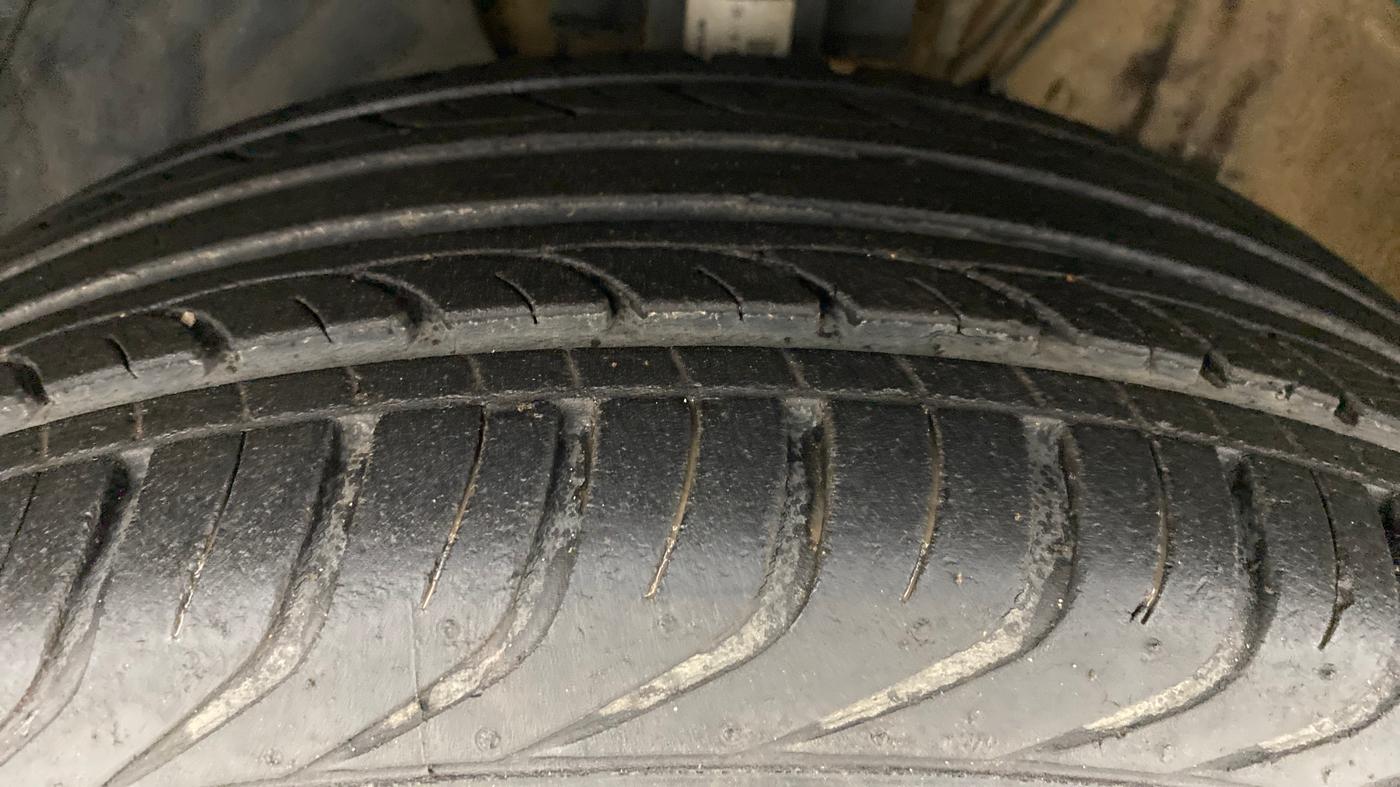 2014 Volkswagen Polo HIGHLINE DIESEL, Diesel, Manual, 1,00,888 km, Left Front Tyre Tread
